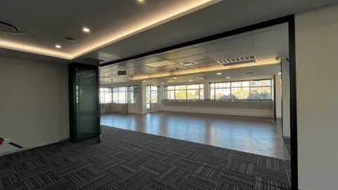 138 West Street, Sandown - 551m² and 551m² office space available to let for rent to lease (8).